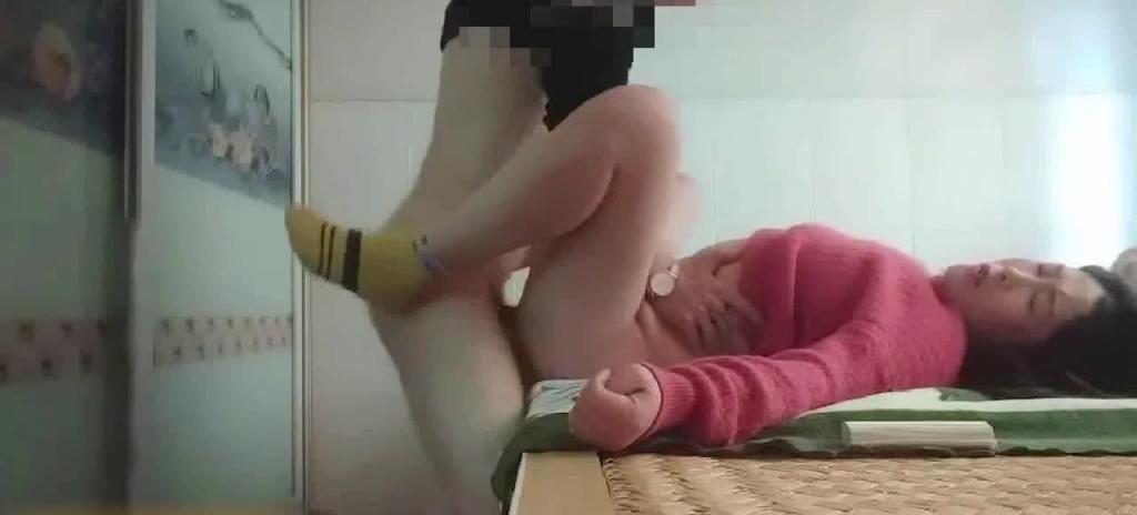 禁忌之爱叔嫂乱伦️哥哥去城里进货弟弟和如狼似虎的嫂子迫不及待在大炕上激情奋战 预览截图 4