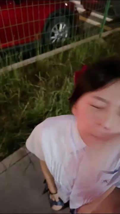 【调教M母狗】美少女萝莉，清纯的脸蛋，被主人狂怒扇耳光，喝尿，彩票店前自慰 预览截图 1