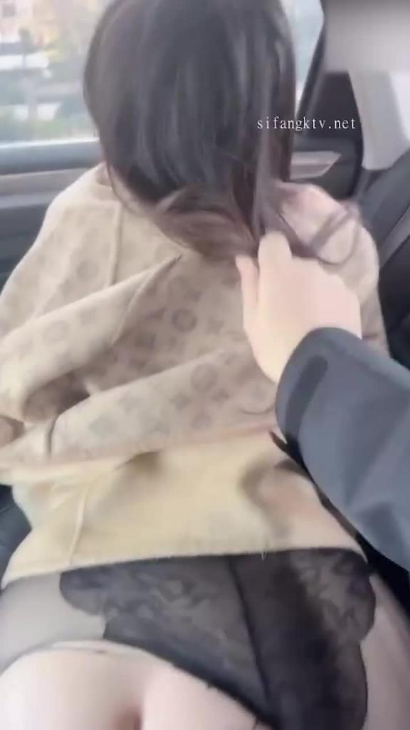 秀人网“豆瓣酱”户外露出,车内被玩露点,公共场合超刺激! 预览截图 11