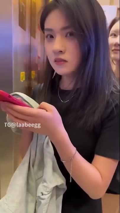 在电梯上调戏正妹,反倒是我中招 预览截图 2