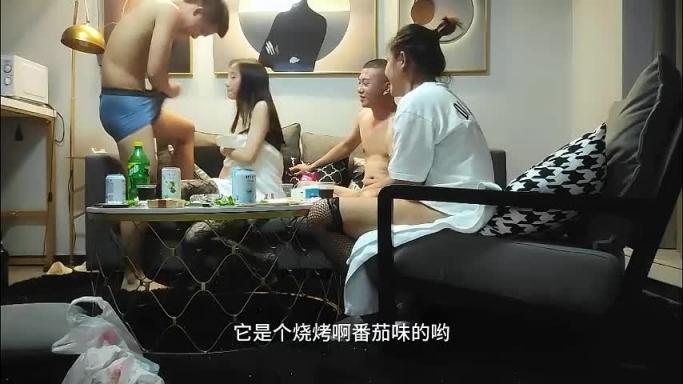 2对夫妻酒店玩换妻游戏 掷骰子 口交舔逼 玩的不亦乐乎【上】 预览截图 6