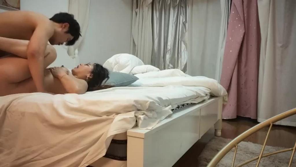 约炮偷情富婆,被富婆包养的小奶狗 预览截图 12