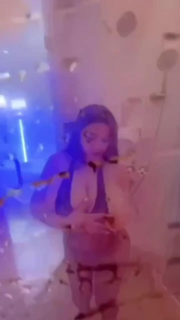 比西瓜还大的奶子你见过吗！快来吃瓜喽，成都网红少妇私拍浴室洗澡露出双峰巨乳 预览截图 5