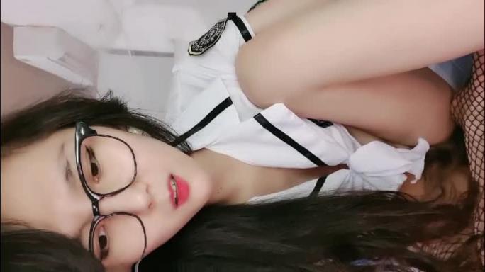 【主播大秀】气质眼镜女神诱惑 预览截图 1
