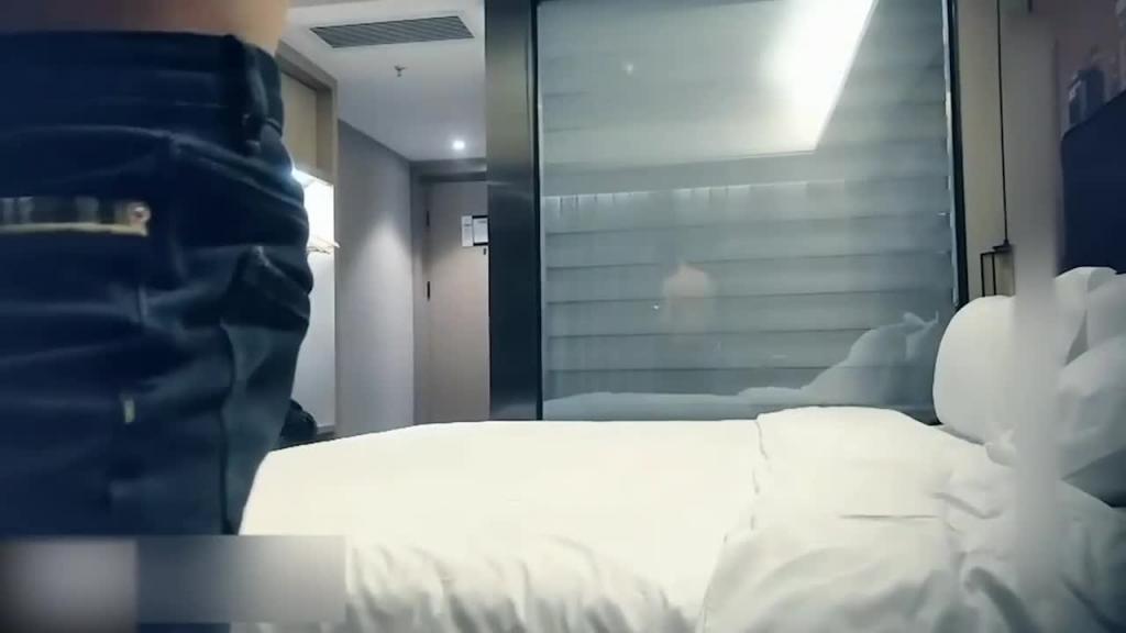 【抖音网红】狂刷上万礼物_约出抖音小网红_本人太漂亮了_直接扑倒 预览截图 3