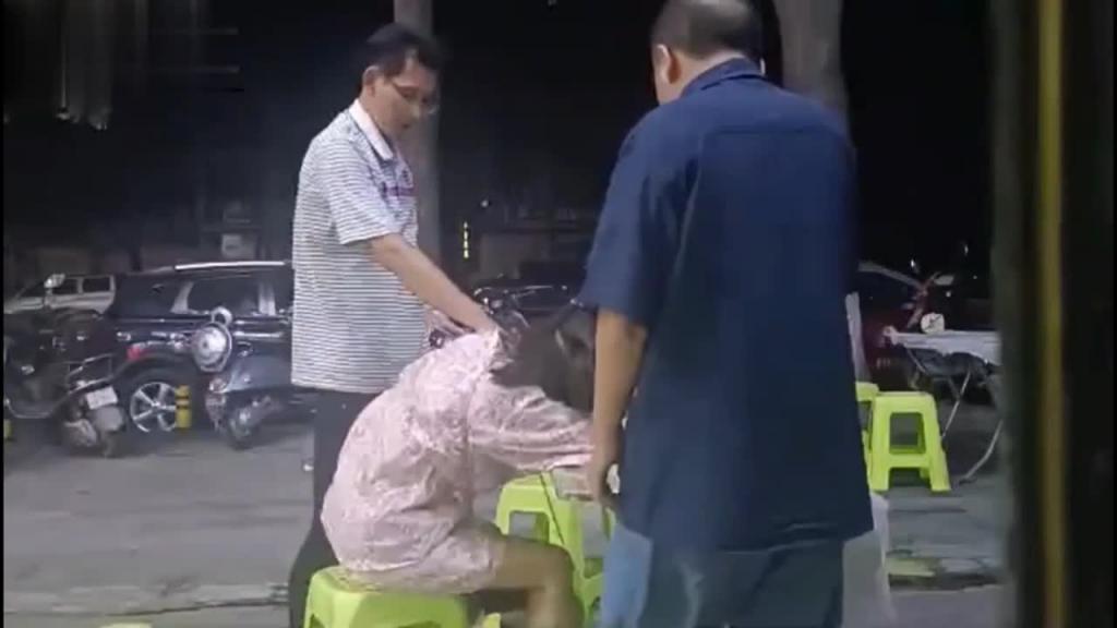 【今日吃瓜】南宁弟弟趁姐姐上厕所强行看B+湖北两位热心路人街头抢醉酒女捡尸当街开摸! 预览截图 6