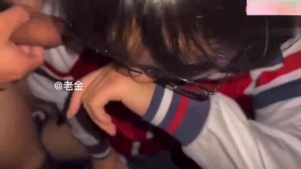 【刚成年高中小情侣们 学生学校做爱】学校破处，强奸女同学疯狂的学生们 预览截图 2