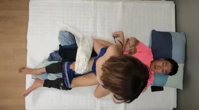 姐弟乱伦,饥渴的姐姐性欲强奸主动勾引弟弟 预览截图 2