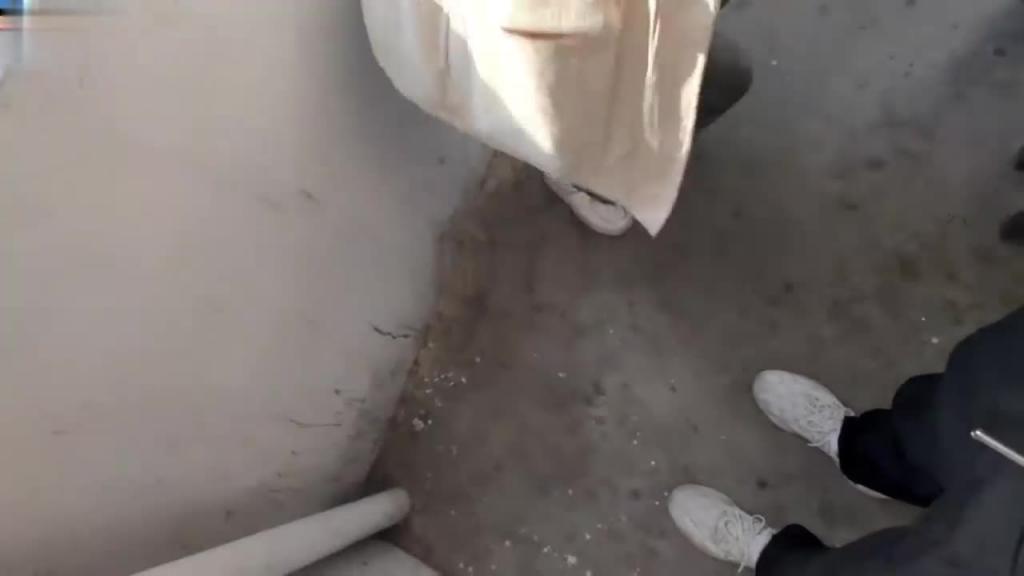 富哥包养两个女高中生在学校口交，学校教学楼天台1v2，两个学生十分青涩。 预览截图 10