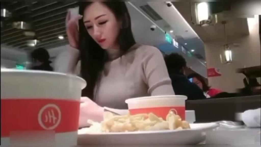 孩子班主任,约土豪出来吃火锅,去土豪家里勾引土豪被狂操 预览截图 1