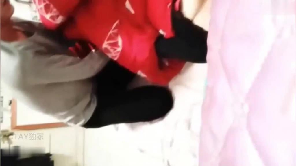 真实姐弟乱伦~姐姐在被窝里被强行插入 预览截图 3