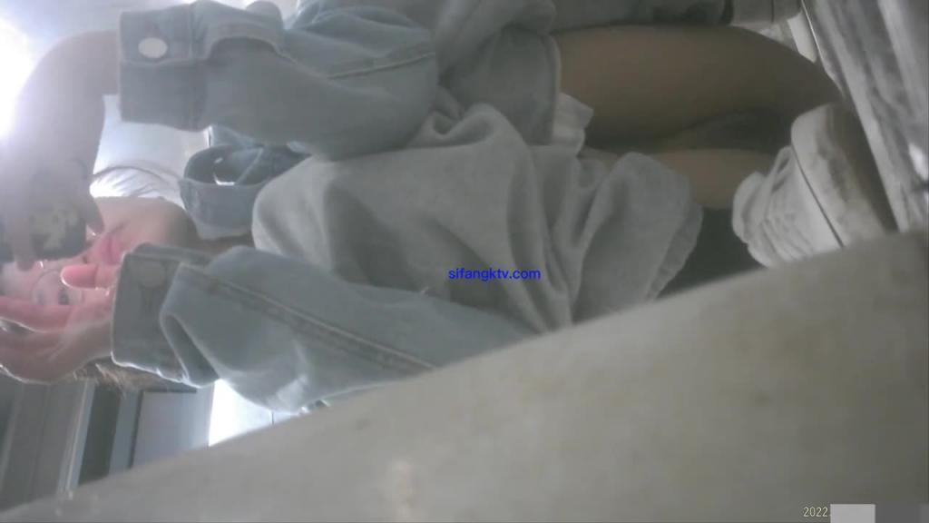 公共厕所偷拍青春靓丽的学妹嘘嘘-牛仔眼镜妹 预览截图 7