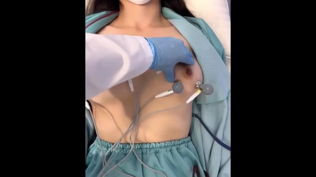医生偷拍巨乳妹子检查乳房 预览截图 10