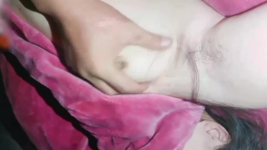 深夜姐夫跑到小姨子房间操小姨子不敢出声,揉奶玩逼无套抽插逼都操肿了~,真实刺激! 预览截图 5