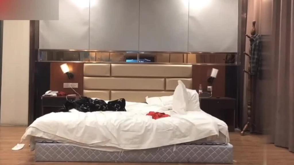 【PUA骗炮】强上20岁女营业员,刚开始假装矜持,干一半蒙眼内射! 预览截图 3