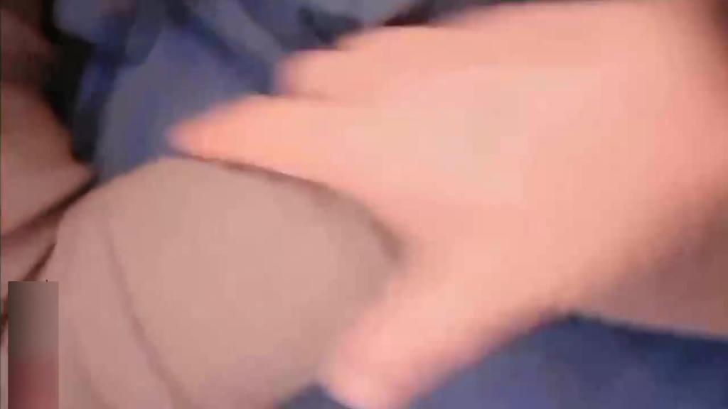【母子乱伦】趁爸爸和牌友打牌我悄悄的去妈妈的房间求操逼 预览截图 1