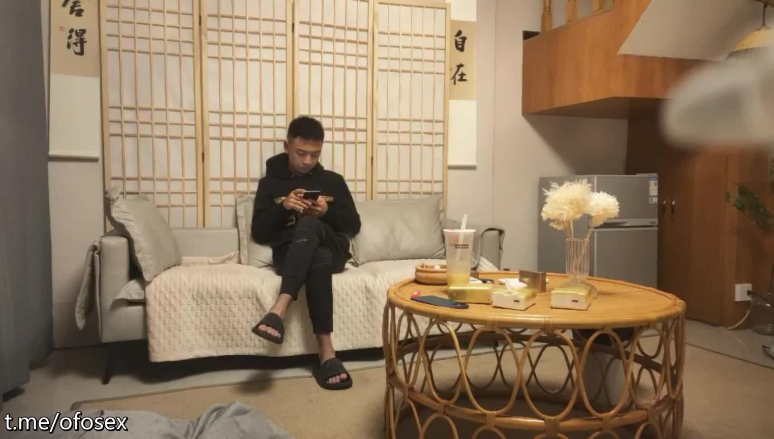 网约花臂纹身骚货手指抠穴调情沙发上一顿输出 预览截图 1