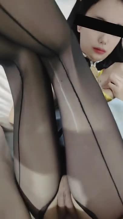 爱Cosplay女友出Cos回家被操色色的呻吟声让人欲罢不能 预览截图 12