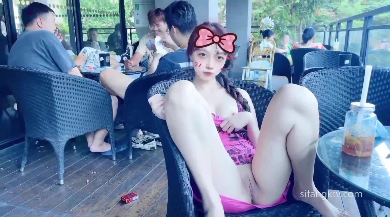 人来人往的咖啡厅大胆的露出嫩逼 预览截图 11