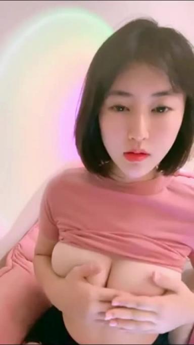 高颜值美女，圆润的奶子粉嫩的屄 预览截图 3
