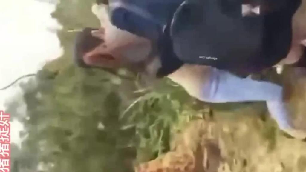 【网曝门-吃瓜群众惊呆了】抓奸名场面 被抓奸在床,大街上被扒光衣服扇耳光剪头发等都很惨,也有漂亮少妇! 预览截图 12