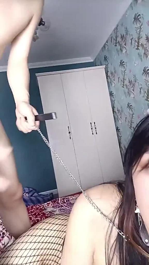 给骚货带上狗链口交大鸡巴【下篇】全程露脸开档网丝情趣，跟狼友互动撩骚，让男友舔逼调教，抽插爆草浪叫呻吟不止 预览截图 12