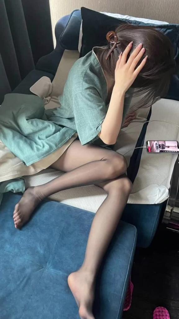 空姐系列,国航空姐被金主侮辱调教,下班就是骚逼母狗足交吃精 预览截图 11