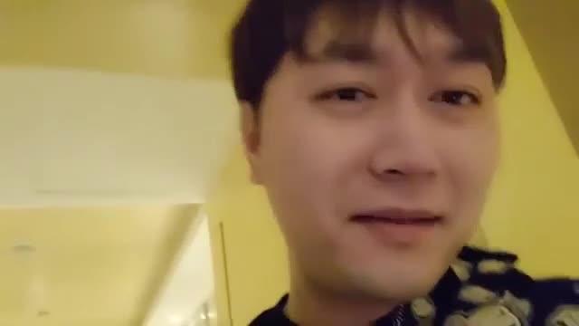 街头约会勾搭-富二代勾搭00后学生妹喝酒几杯百威下肚找个厕所男的不干他还不愿意! 预览截图 12