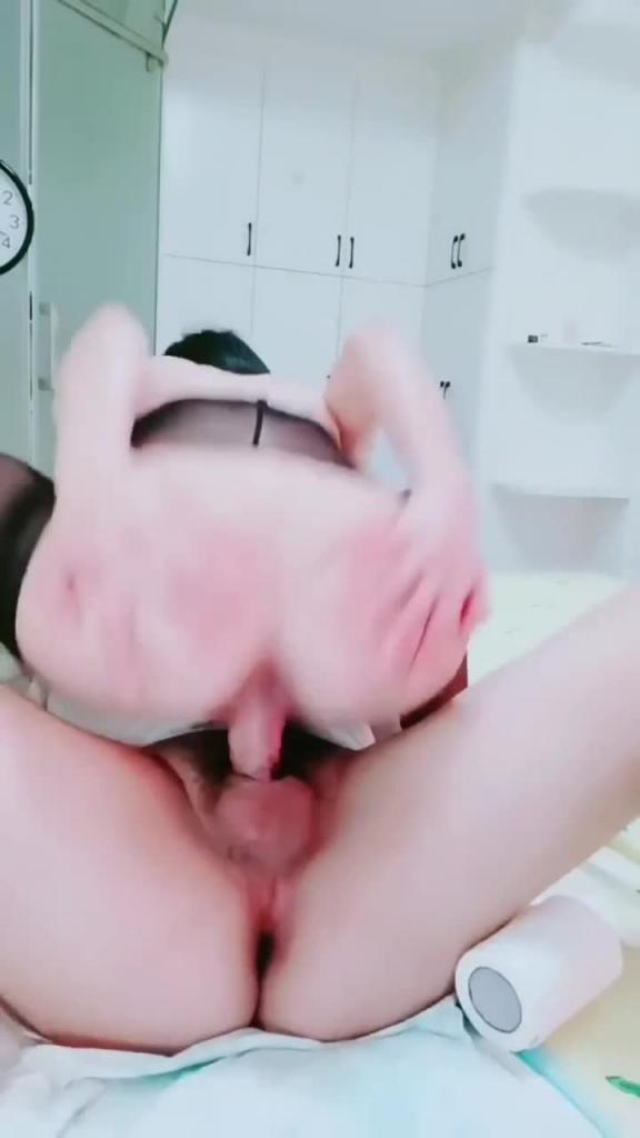 极度风骚的黑丝少妇与姐夫偷情 高潮喷尿 淫语对白 被姐夫拽着头发强行灌尿 预览截图 1