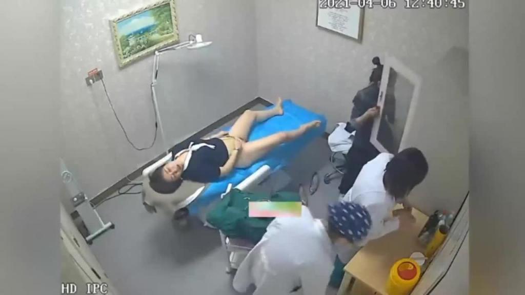 【重口医院偷拍】无良医生偷拍合集大学生被麻醉后男医生趁机摸逼炸裂来袭 预览截图 11