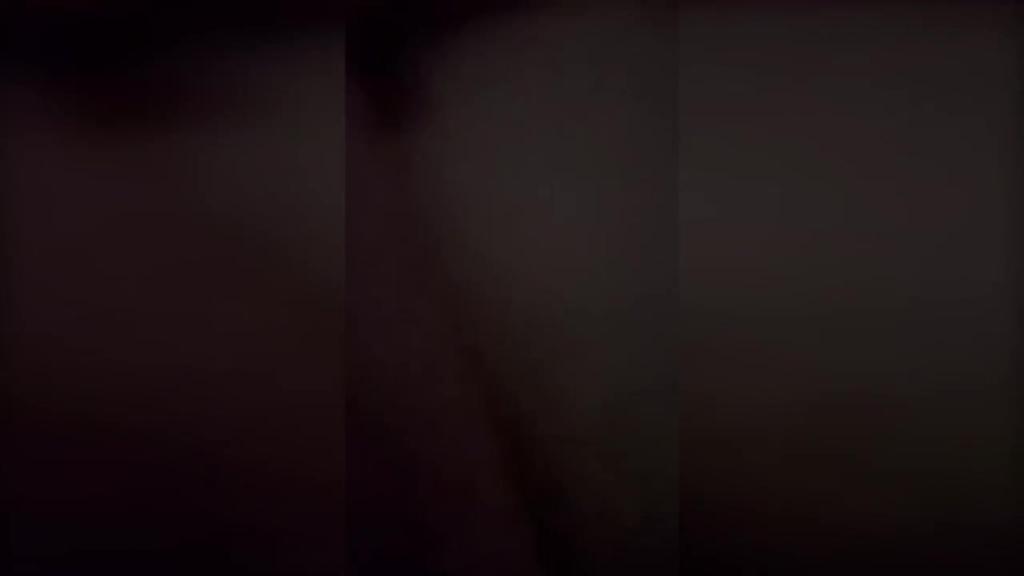 老婆在洗澡直接在沙发强摸大姨子,晚上进大姨子房间舌吻被大姨子舔 预览截图 3