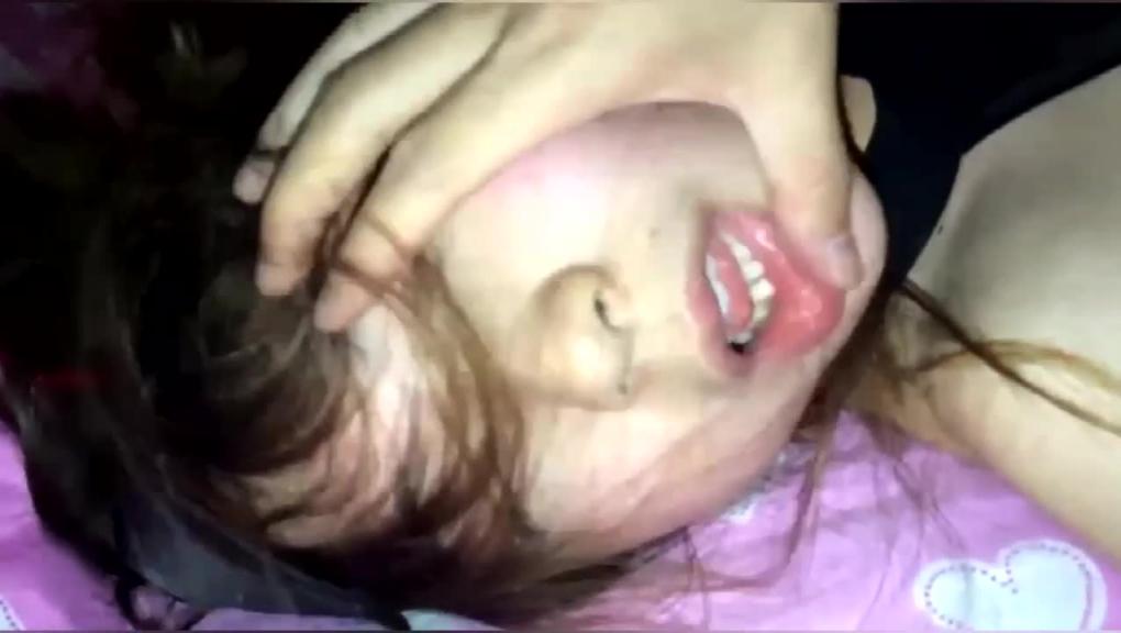网曝醉奸班花事件!M奸后拿视频调戏逼迫班花再搞一次有病,最终报警进去前把视频发到网上! 预览截图 3
