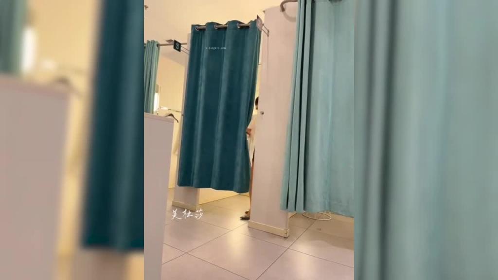 大奶淫女美杜沙商场试身真空露出 预览截图 5