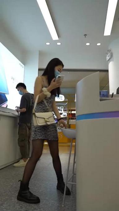偷拍抄底白色长裙露背美女逛街 半透明内裤露出黑森林 预览截图 9