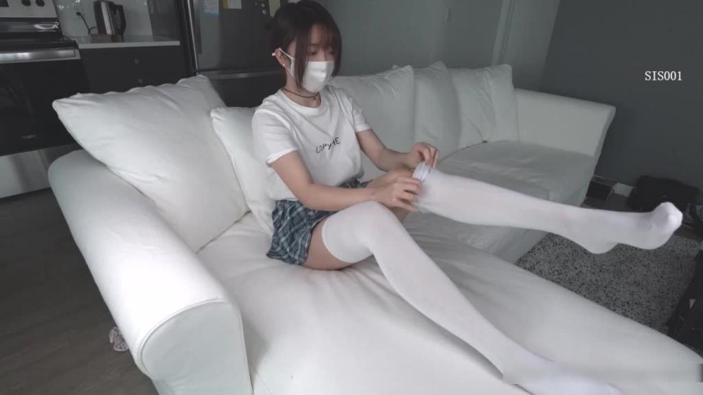 [HongKongDoll]白色JK制服后入，爆操肥美嫩穴从沙发干到厨房 预览截图 1