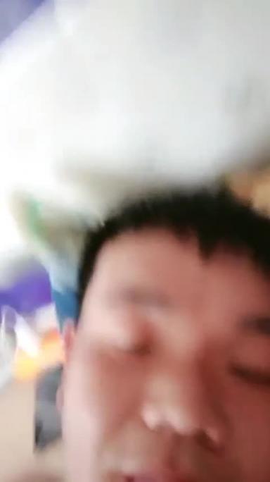 母子乱伦 让巨乳妈妈主动帮忙口交 预览截图 5