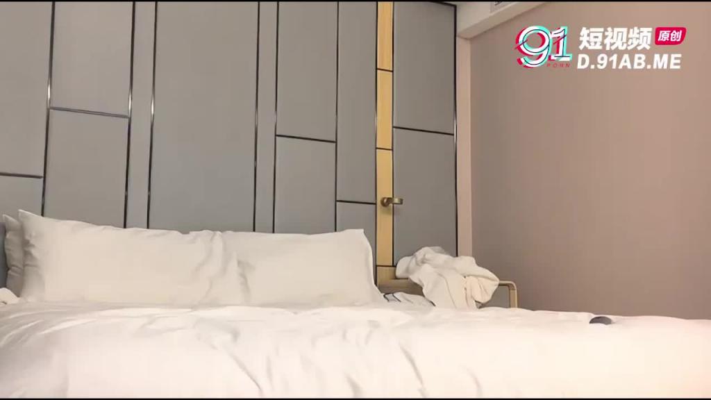 重金约炮BB粉嫩的大奶子学生妹 难得的极品干了又干 预览截图 2