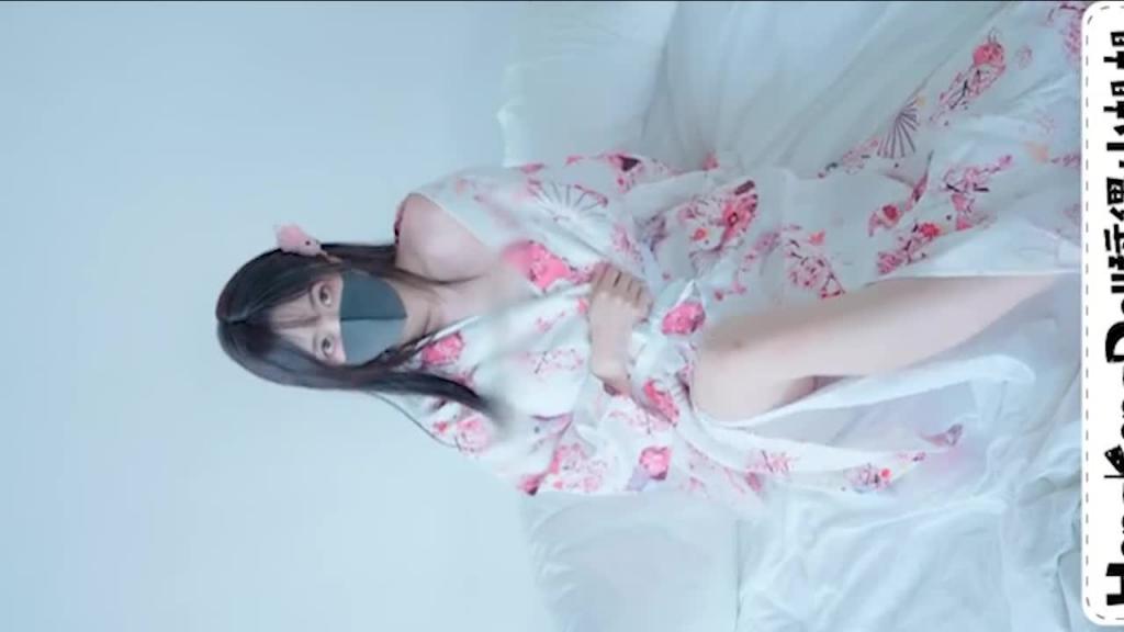 「香港極品美少女」可愛妹妹穿著和服自慰 预览截图 2