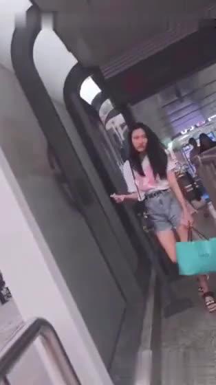 街射，精液射手上被发现还闻了一下 预览截图 7