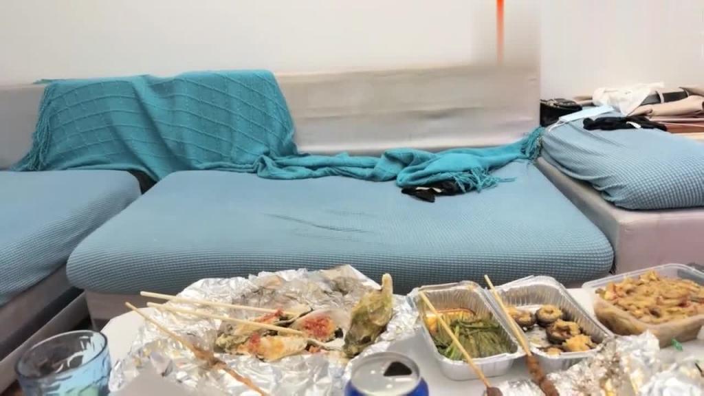 【探花大神】泡良达人约操白衣骚熟女 吃饱喝足沙发上掐脖爆操萝莉学生可爱白虎自慰 预览截图 12