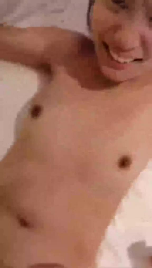 【偷情精选】边给黑鬼舔JB边给老公打电话!边艹岳母边给媳妇打电话! 预览截图 2