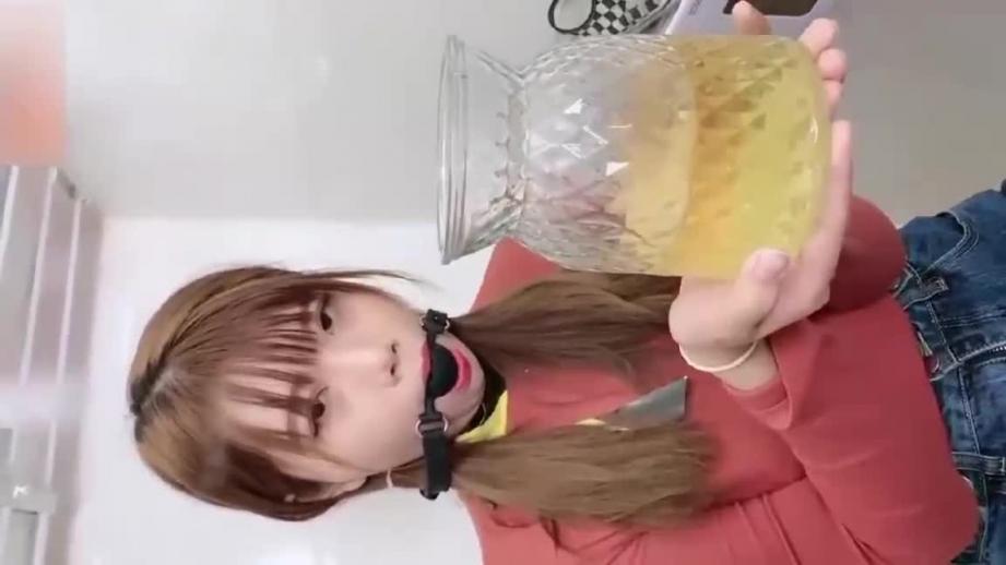 国产!强制圣水!超美母狗「口水舔脚」,强制圣水 预览截图 3