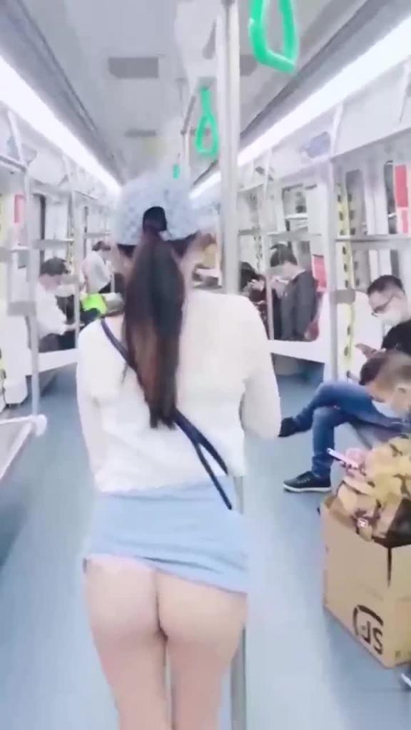 网露出第一人,商场~地铁~哪人多在哪露,全裸拿外卖,给外卖小哥看愣,最后被无套打桩 预览截图 9