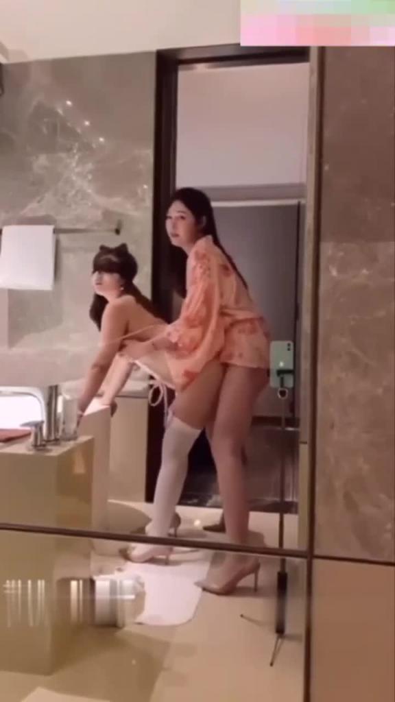 最美人妖张思妮,大鸡巴操闺蜜 预览截图 12
