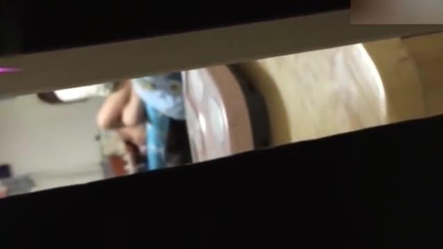 深夜姐姐叫床被弟弟听见趴门口看姐姐被探,真实记录弟弟在门口偷看亲姐姐和姐夫做爱合集 预览截图 7