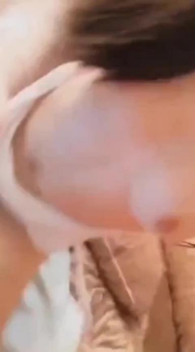 自拍漏出奶子 随着音乐摇摆 预览截图 11
