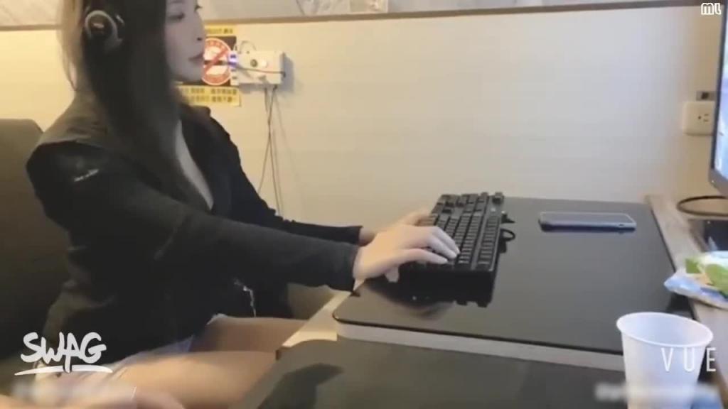 嘘! 不能叫太大声 游戏陪打意外找到正妹 预览截图 2