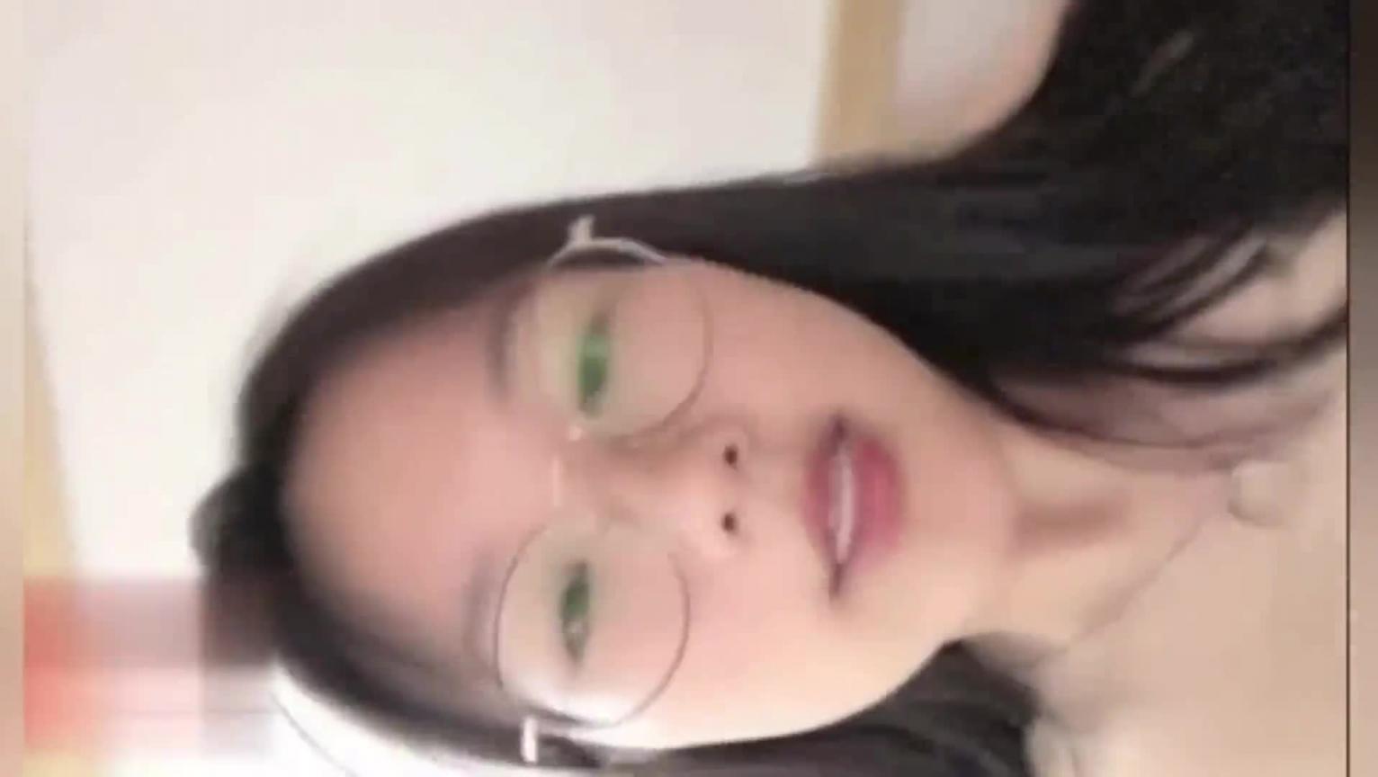 【温州-大一学妹】邻家反差婊，凌晨同学不在宿舍大秀 预览截图 6