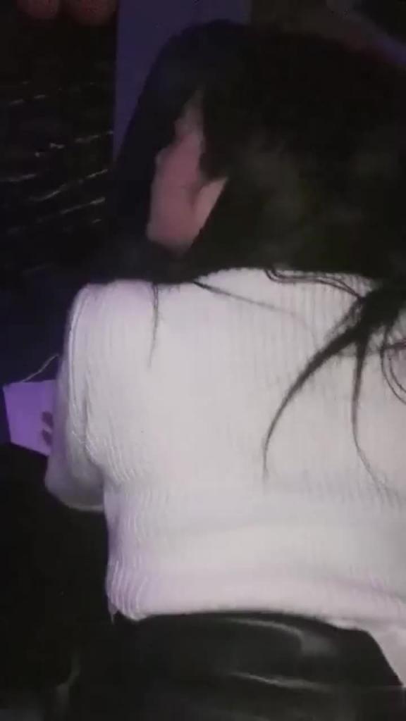 KTV调教兄弟女友,酒劲上来,包厢直接脱了操 预览截图 7