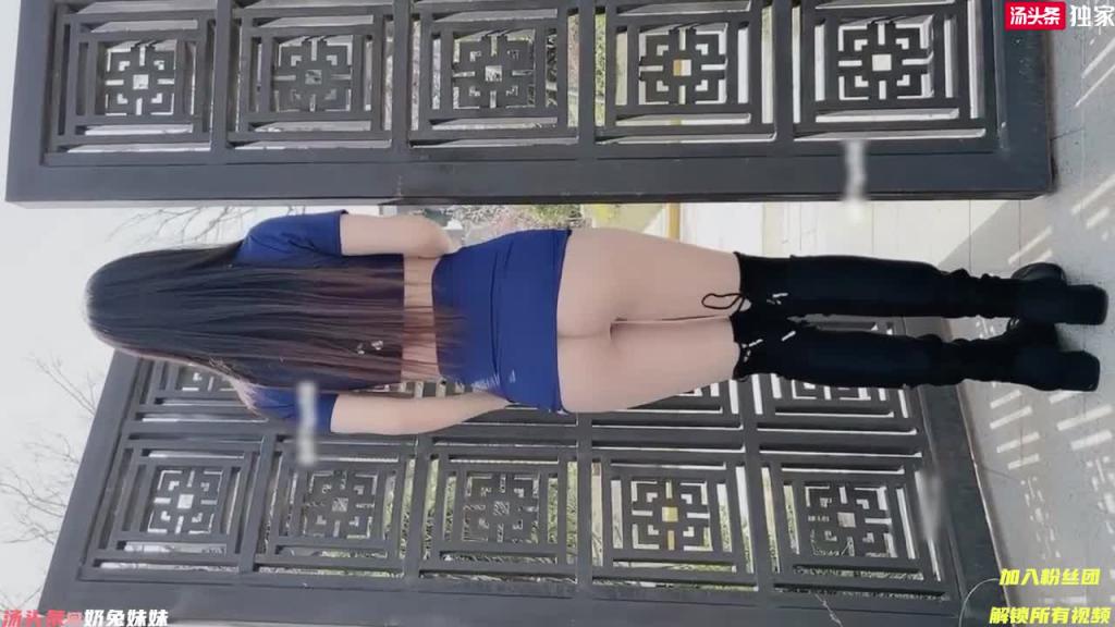 性感少妇户外人前露出 无内肉丝大长腿 过路司机看直了 预览截图 6